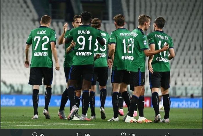 Pemain Atalanta merayakan gol Duvan Zapata dalam laga melawan Juventus di pekan ke-32 Liga Italia, Sabtu (11/7/2020), di Allianz Stadium.