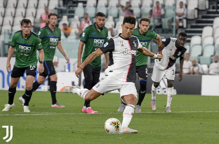 Cristiano Ronaldo menjadi eksekutor penalti pada laga Juventus melawan Atalanta di Allianz Stadium, Sabtu (11/7/2020).