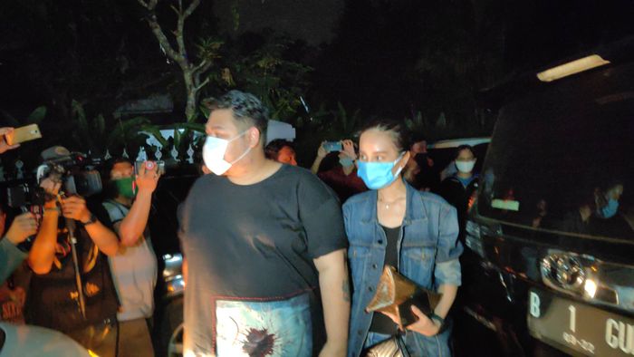 Ayahanda Ivan Gunawan, Bambang Cahyo Gunawan meninggal dunia di Rumah Sakit Marinir, Cilandak, Jakarta Selatan, pada Minggu (12/7/2020).