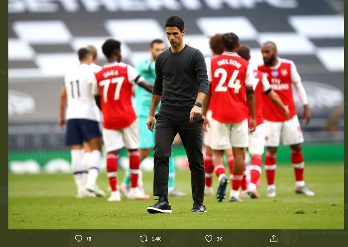 Pelatih Arsenal, Mikel Arteta, berjalan dengan ekspresi lesu.