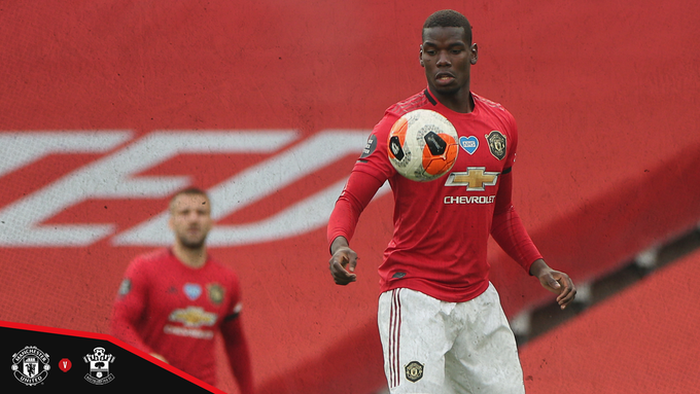 Gelandang Manchester United, Paul Pogba, beraksi dalam laga Liga Inggris melawan Southampton di Stadion Old Trafford, Senin (13/7/2020).