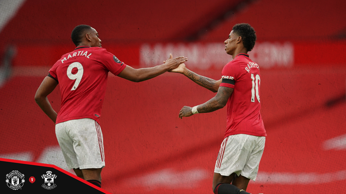 Striker Manchester United, Anthony Martial dan Marcus Rashford, melakukan selebrasi dalam laga Liga Inggris kontra Southampton di Stadion Old Trafford, Senin (13/7/2020).