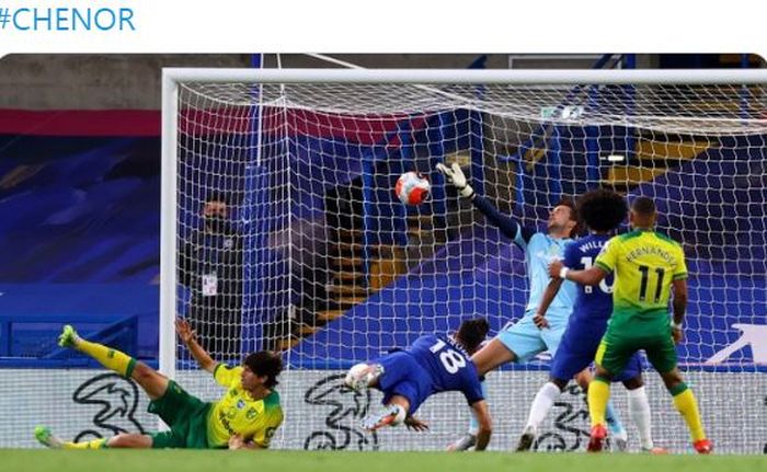 Striker Chelsea, Olivier Giroud, mencetak gol terbang dalam laga Liga Inggris kontra Norwich City di Stadion Stamford Bridge, Selasa (14/7/2020).