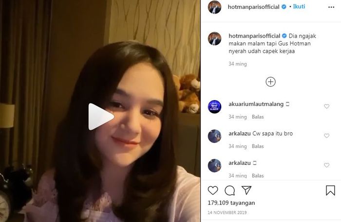 Hotman memperlihatkan video singkat Hana Hanifah yang terlihat menggerak-gerakkan kepalanya tanpa bersuara.