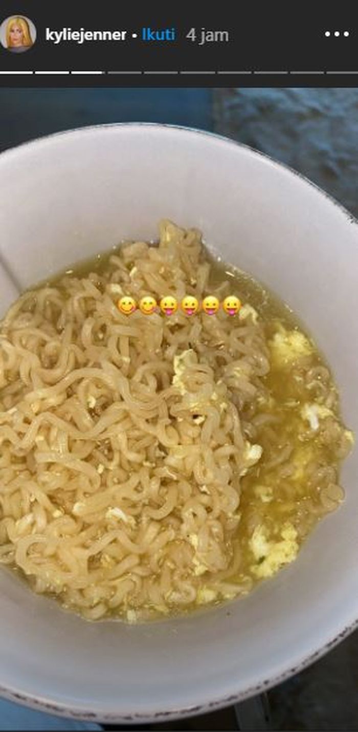 Kylie Jenner pamer mie rebus campur telur