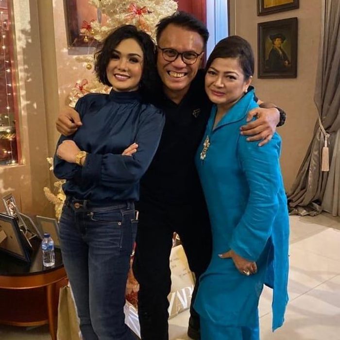 Henry Siahaan berpose bersama kedua mantan istrinya, penyanyi senior Nur Afni Octavia dan Yuni Shara.