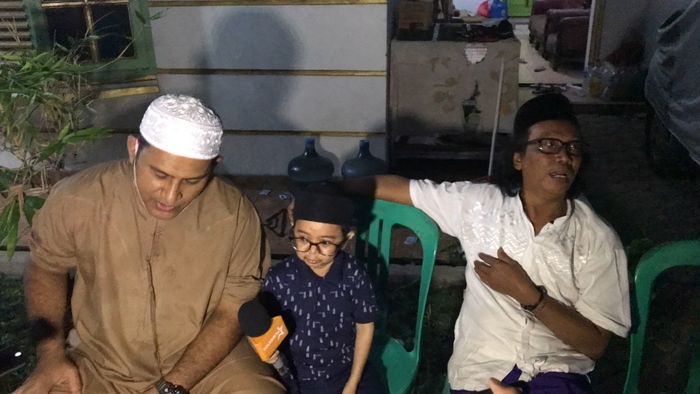 Komedian yang sekaligus kakak Omaswati, Mandra (kanan) saat memberi keterangan kepada awak media di rumah duka kawasan Cimanggis, Depok, Jawa Barat, Kamis (26/7/2020) malam. Mandra didampingi oleh komedian Daus Mini (tengah) dan Said Bajuri (kiri).