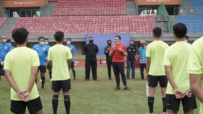 Ketua Umum PSSI, Mochamad Iriawan, memberikan motivasi kepada pemain timnas U-16 Indonesia yang sedang menjalani TC