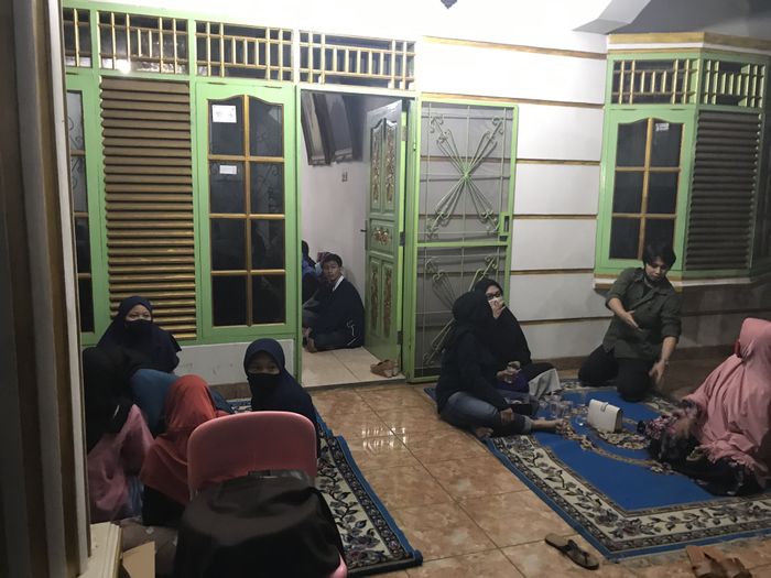 Kondisi di rumah duka komedian Omas di kawasan Cimanggis, Depok, Jawa Barat, Kamis (16/7/2020) malam. Proses Pemakaman Omas masih menunggu keputusan dari kakak tertuanya.