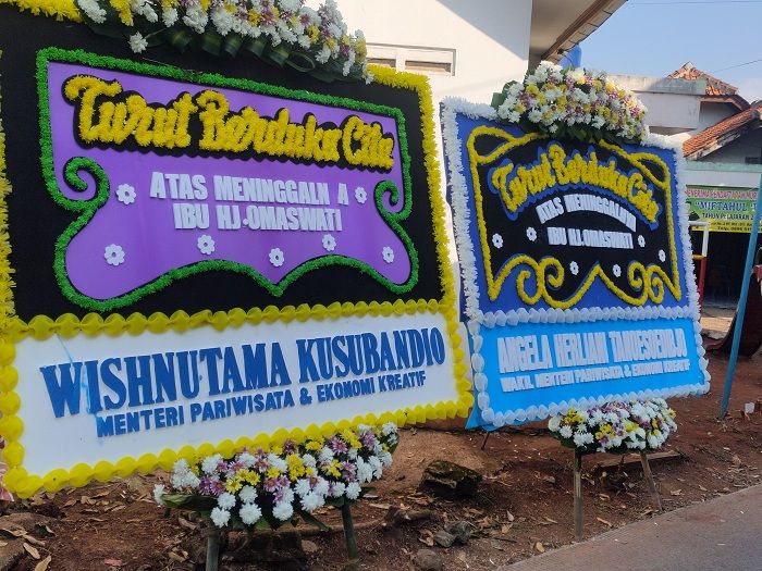 Karangan bunga ucapan belasungkawa sudah mulai memadati kediaman Mpo Omas di Cimanggis, Depok.