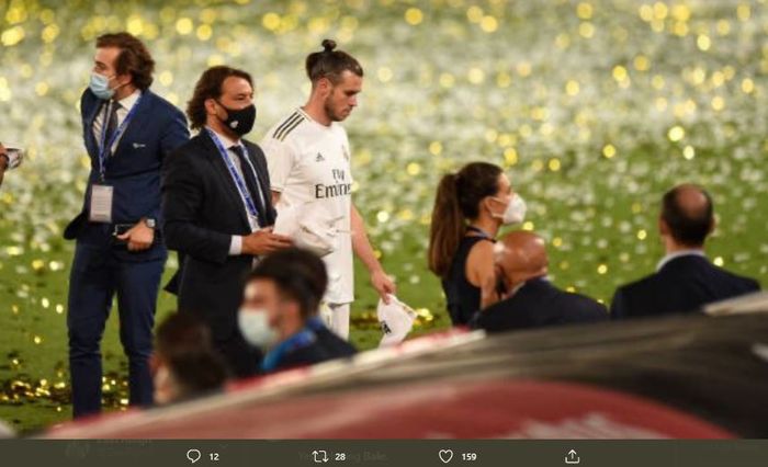 Gareth Bale nampak meninggalkan lapangan dengan tertunduk usai merayakan gelar juara Liga Spanyol 2019-2020 bersama Real Madrid.