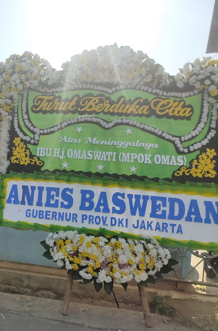 Karangan bunga ucapan belasungkawa sudah mulai memadati kediaman Mpo Omas di Cimanggis, Depok.