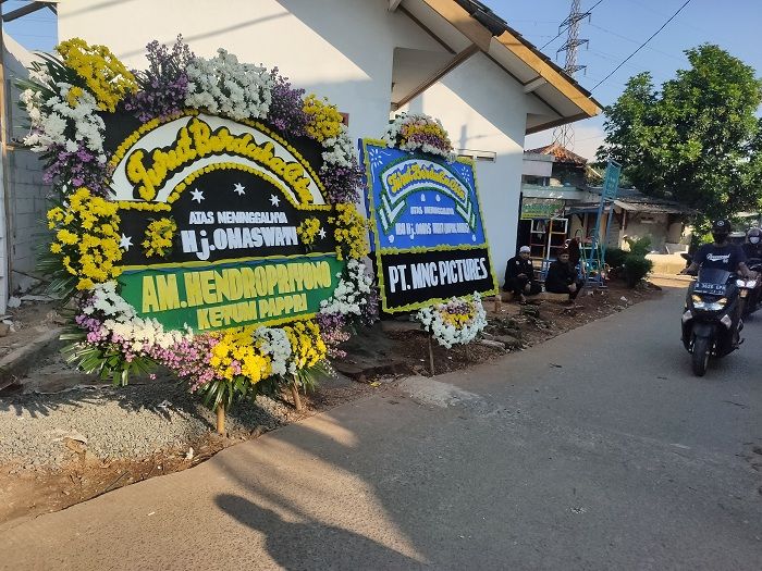 Karangan bunga ucapan belasungkawa sudah mulai memadati kediaman Mpo Omas di Cimanggis, Depok.