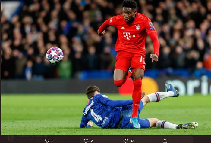 Momen pemain Bayern Muenchen, Alphonso Davies melewati bek Chelsea, Andreas Christensen pada laga leg pertama babak 16 besar Liga Champions 2019-2020.