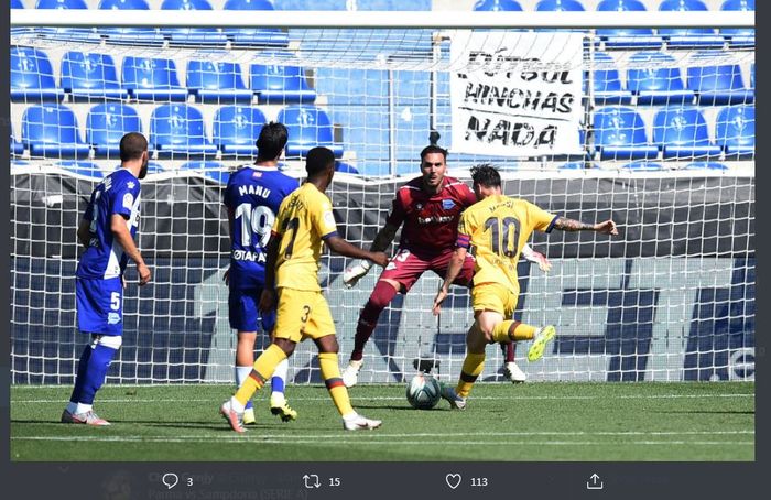 Lionel Messi mencetak gol Barcelona ke gawang Deportivo Alaves dalam lanjutan Liga Spanyol, 19 Juli 2020.