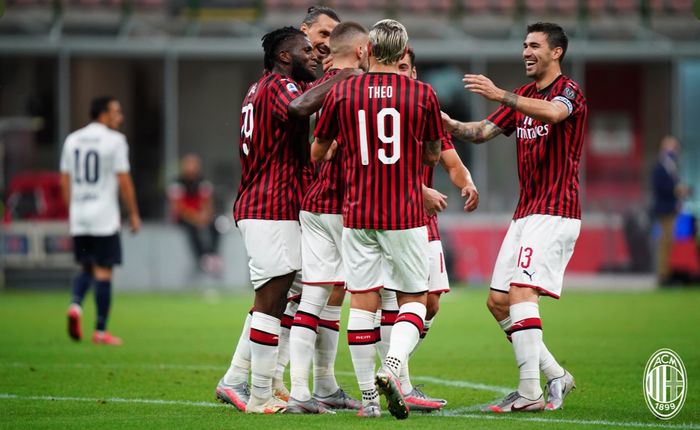 Para pemain AC Milan menyambut Ante Rebic yang mencetak gol ke gawang Bologna pada laga Liga Italia di Stadion San Siro, Sabtu (18/7/2020).