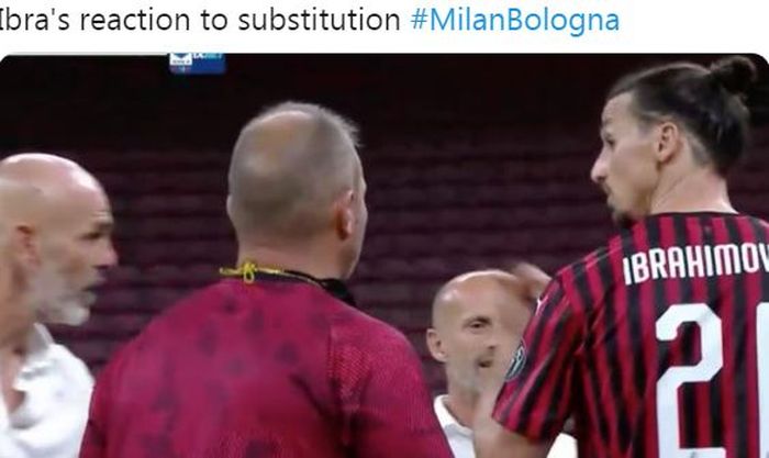 Pelatih AC Milan, Stefano Pioli, berdebat dengan Zlatan Ibrahimovic dalam laga Liga Italia kontra Bologna di Stadion San Siro, Sabtu (18/7/2020).