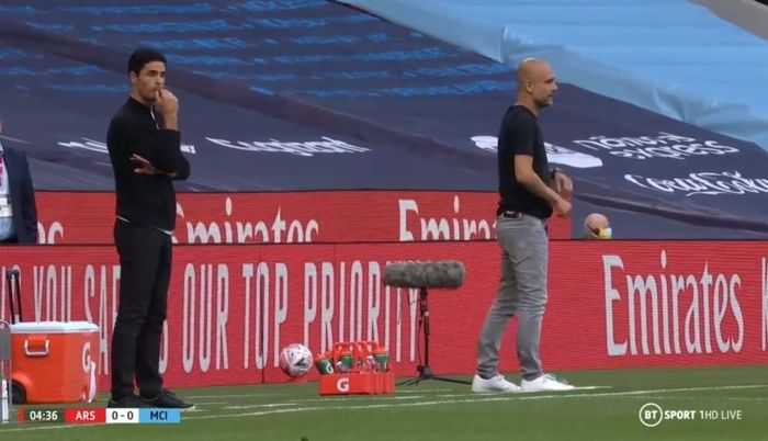 Pep Guardiola (kanan) dan Mikel Arteta mengawasi tim masing-masing dalam duel semifinal Piala FA antara Arsenal vs Manchester City di Wembley, London, 18 Juli 2020.