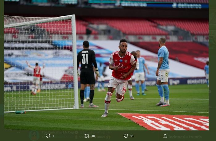 Pierre-Emerick Aubameyang mencetak gol dalam laga semifinal Piala FA antara Arsenal vs Manchester City di Wembley, London, 18 Juli 2020.