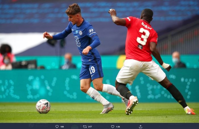 Mason Mount dan Eric Bailly berebut bola dalam laga semifinal Piala FA yang mempertemukan Manchester United vs Chelsea di Stadion Wembley, Minggu (19/7/2020).