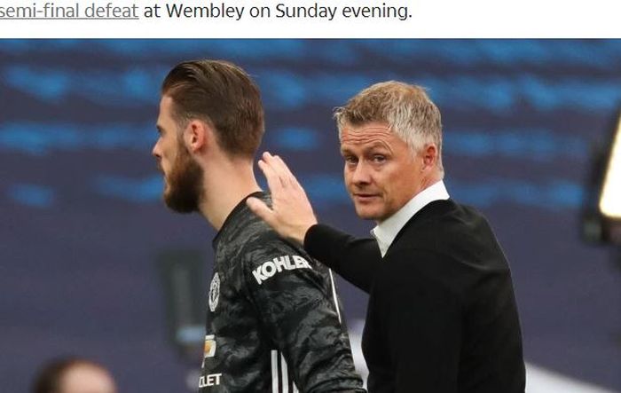 Pelatih Manchester United, Ole Gunnar Solskjaer, menepuk pundak kiper David de Gea seusai laga semifinal Piala FA kontra Chelsea di Stadion Wembley, Minggu (19/7/2020).