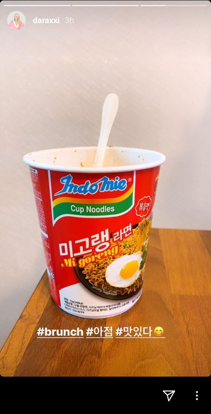 Sandara Park eks2NE1 makan mie goreng produk Indonesia