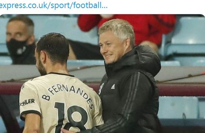 Pelatih Manchester United, Ole Gunnar Solskjaer, tersenyum bersama Bruno Fernandes.