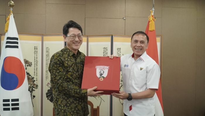 Ketum PSSI, Mochamad Iriawan, bersama Plt Dubes Korea Selatan, Jeon Joyoung.