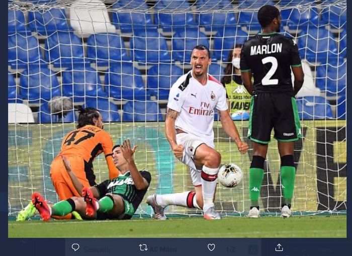 Bomber AC Milan, Zlatan Ibrahimovic, mencetak gol dalam duel Liga Italia kontra Sassuolo di Mapei Stadium, 21 Juli 2020.