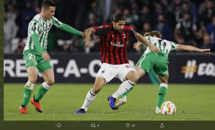 Ricardo Rodriguez (tengah) berlaga dalam duel AC Milan kontra Real Betis di Liga Europa 2018-2019.