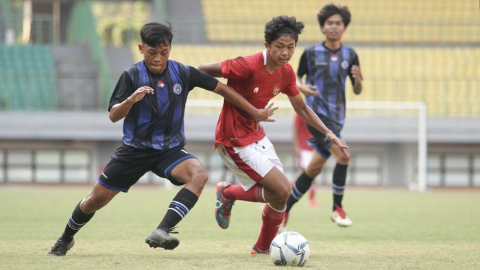 Timnas U-16 Indonesia dalam laga uji coba pertama melawan Asosiasi Kabupaten Bekasi U-18, Jumat (24/7/2020), di Stadion Patriot Candrabhaga, Bekasi, Jawa Barat.