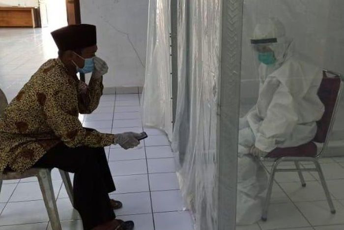 Proses ijab qabul pengantin pasien Covid-19 di Pacitan yang harus berlangsung dalam protokol kesehatan ketat