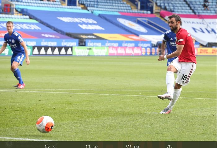 Momen Bruno Fernandes mencetak gol dari penalti ke-14 Manchester United pada musim 2019-2020 dalam laga Liga Inggris kontra Leicester City di Stadion King Power, Minggu (26/7/2020).