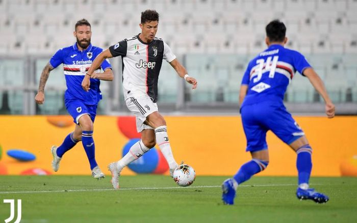 Megabintang Juventus, Cristiano Ronaldo, beraksi dalam laga Liga Italia kontra Sampdoria di Stadion Allianz, Minggu (26/7/2020).