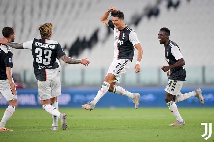 Megabintang Juventus, Cristiano Ronaldo, merayakan gol yang dicetak ke gawang Sampdoria dalam laga Liga Italia di Stadion Allianz, Minggu (26/7/2020).