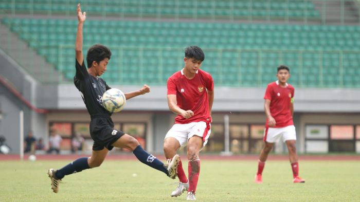 Timnas U-16 Indonesia jalani laga uji coba kedua melawan Bina Taruna U-18 di Stadion Partiot Candrabhaga, Bekasi, Selasa, 28 Juli 2020