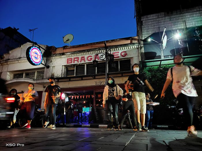 Senja di Jalan Braga, setahun silam. Kini, WHO mendesak pemerintah Indonesia untuk menerapkan 'lockdown' yang Lebih ketat dan luas. Desakan ini muncul karena pemerintah Indonesia justru mempertimbangkan melonggarkan pembatasan sosial di saat jumah kasus COVID-19 sedang tinggi.
