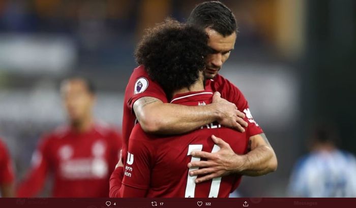 Dejan Lovren memeluk Mohamed Salah saat masih sama-sama membela Liverpool.