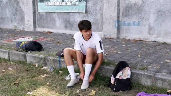 Paul Aro sebelum berlatih bersama pemain Bali United di Stadion Karya Manunggal Sidakarya, Denpasar, Bali (28/7/2020).