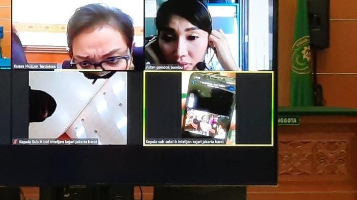 Video penangkapan Lucinta Luna diputar ulang di persidangan di Pengadilan Negeri Jakarta Barat, Rabu (29/7/2020).