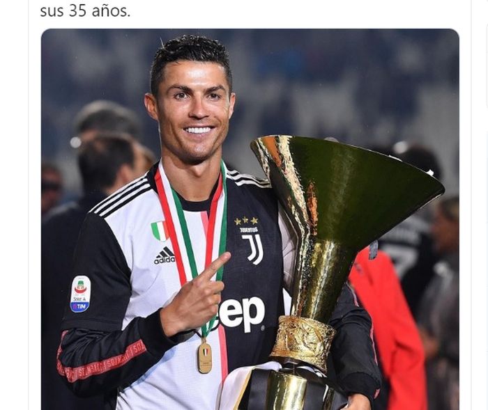 Megabintang Juventus, Cristiano Ronaldo, memegang trofi Liga Italia.