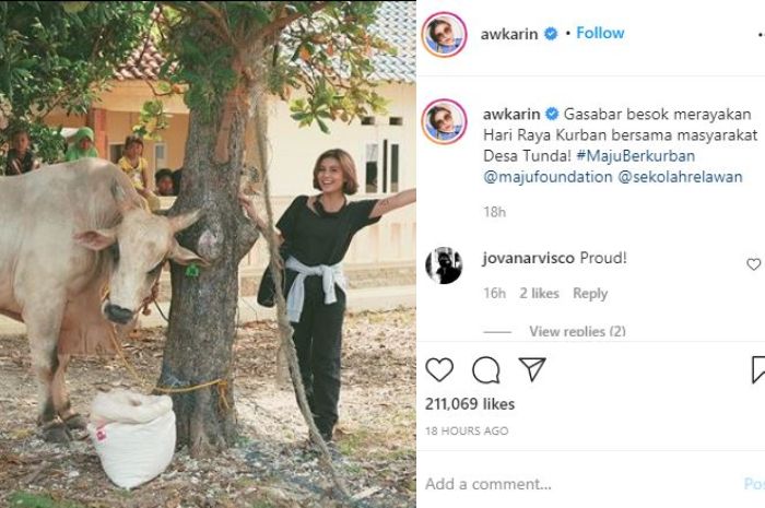 Potret Awkarin dengan sapi kurbannya.