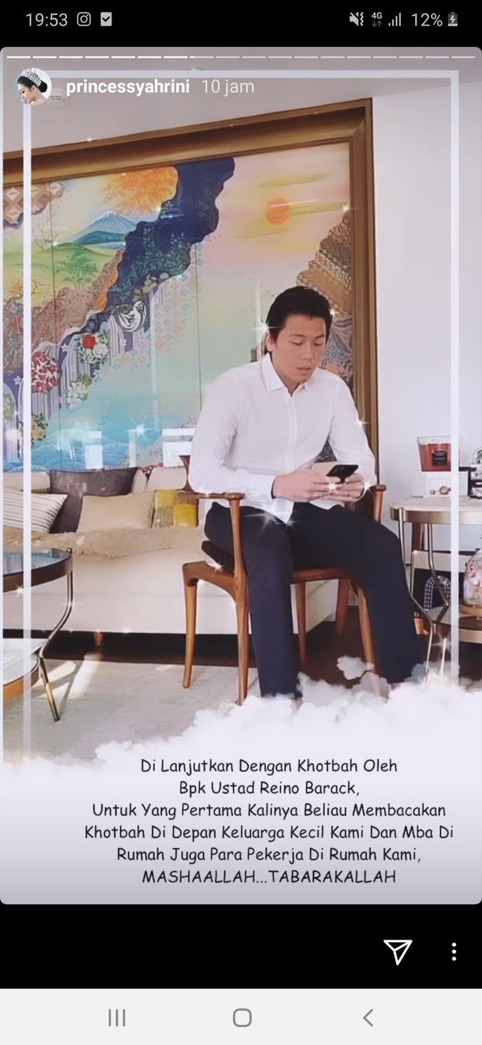  Reino Barack membacakan khotbah Idul Adha kepada seluruh keluarga.