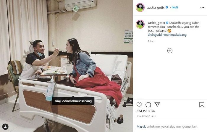 Zaskia Gotik terbaring di ranjang rumah sakit sembari disuapi suaminya, Sirajuddin Mahmud