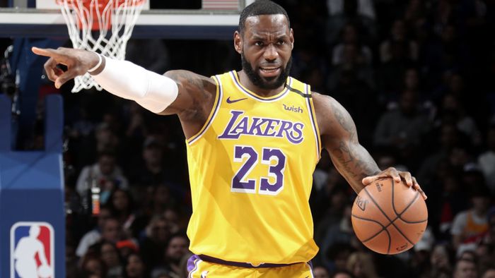 Pebasket Los Angeles Lakers, LeBron James, memberi instruksi kepada rekan-rekan setimnya pada laga NBA 2019-2020.