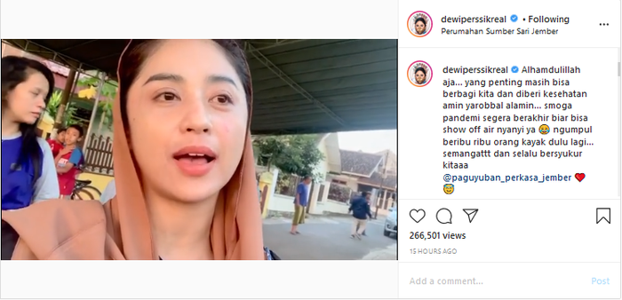 Dewi Perssik saat menunjukkan sapi kurbannya.