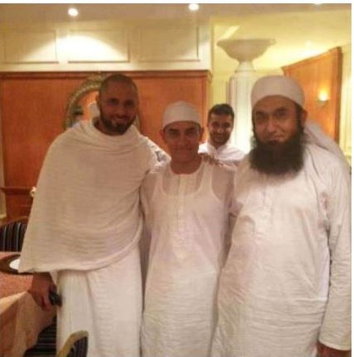 Aamir Khan menjalankan ibadah haji bersama ibunya. 