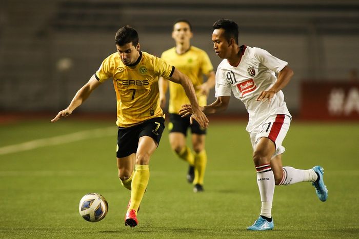 Bienvenido Maranon dan M Rahmat saat Ceres-Negros menjamu Bali United di Piala AFC 2020 (11/3/2020).