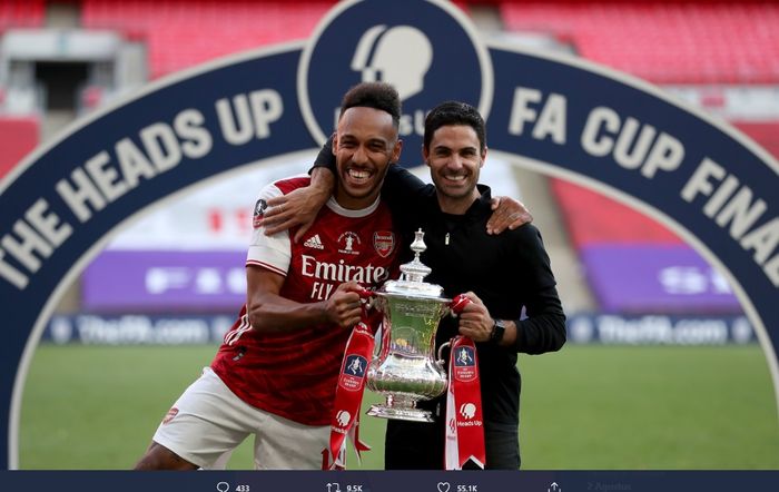 Penyerang Arsenal, Pierre-Emerick Aubameyang berpose bersama pelatihnya, Mikel Arteta dengan mengangkat Piala FA usai laga final