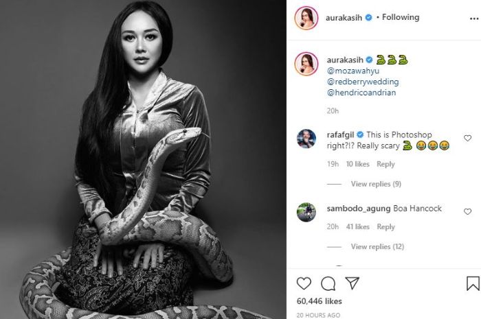 Potret terbaru Aura Kasih dililit ular